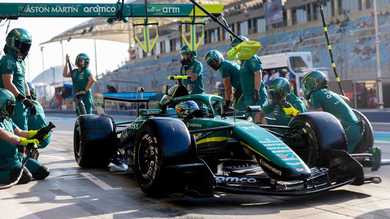 Die Crew von Aston Martin übt den Boxenstopp bei Fernando Alonso.