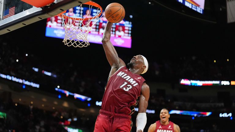 Bam Adebayor schreibt NBA- Geschichte. Ihm gelingen mit 83 Punkte im Spiel gegen die Washington Wizards die zweitmeisten aller Zeiten.