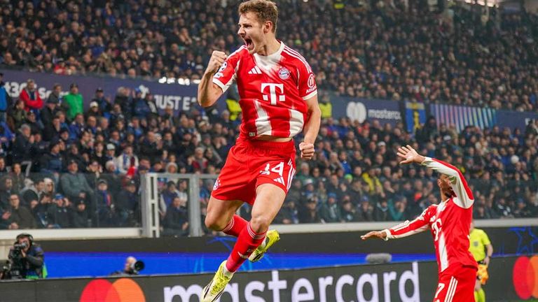 Bayern Münchens Josip Stanisic feiert seinen Führungstreffer im Spiel bei Atalanta Bergamo.