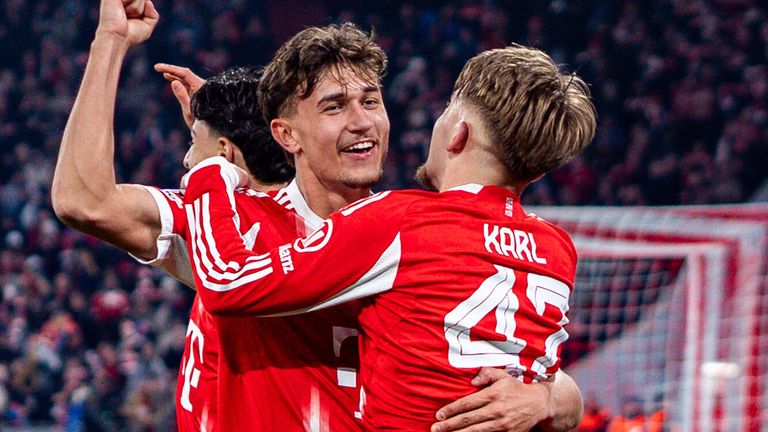 Bayern-Profi Tom Bischof (l.) hat weiterhin Hoffnung, an der Weltmeisterschaft im Sommer teilzunehmen.