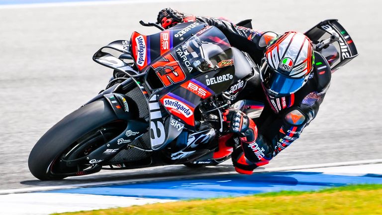 Marco Bezzecchi auf der neuen Aprilia dominierte die Hitzeschlacht in Thailand.