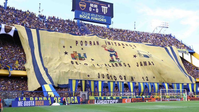 Boca Juniors spielen im berühmten La Bombonera.