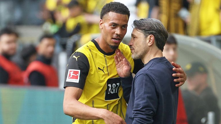 BVB-Trainer Niko Kovac (r.) im Gespräch mit Felix Nmecha.