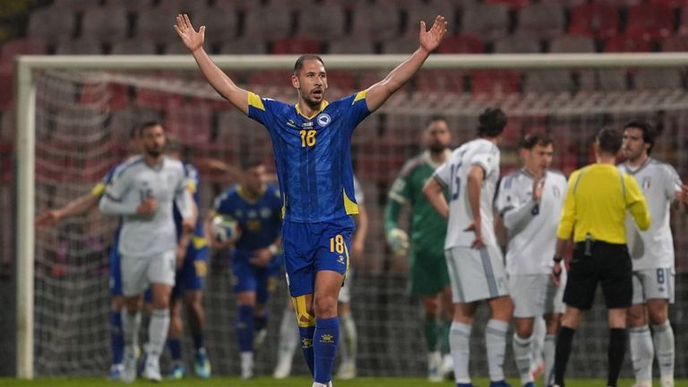 Bosnien trifft in der 79. Minute zum Ausgleich.