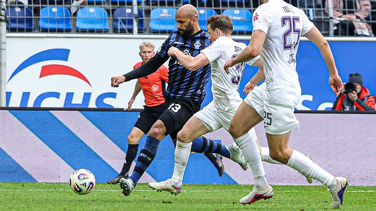 Stürmer Terrence Boyd (l.) trifft hier zum umstrittenen 2:1 für den SV Waldhof Mannheim.