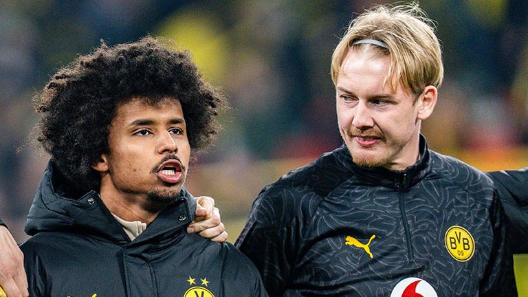 Julian Brandt (r.) steht mit Teamkollege Karim Adeyemi vor den BVB-Fans.
