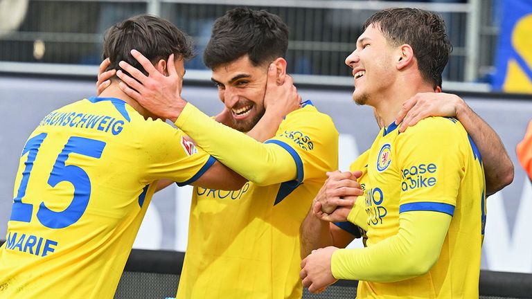 Die Spieler von Eintracht Braunschweig jubeln.