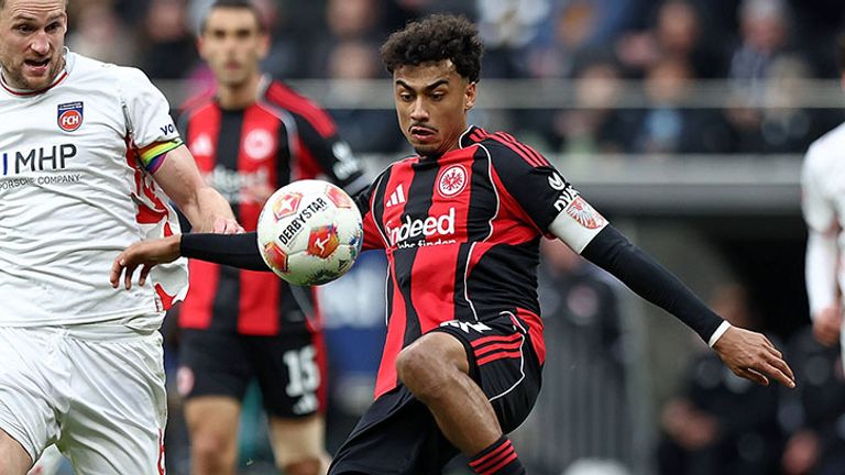 Nathaniel Brown (r.) steht seit Januar 2024 bei Eintracht Frankfurt unter Vertrag.