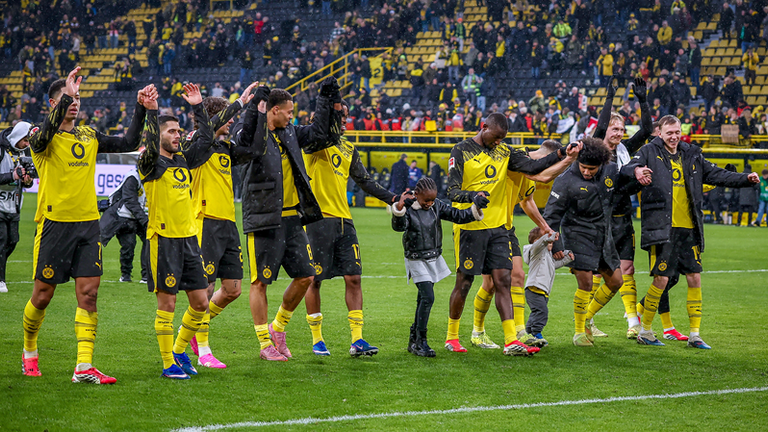 Der BVB bejubelt den jüngsten Erfolg gegen Augsburg. Am Samstag geht es im Topspiel gegen den Hamburger SV - Dortmund will hier nachlegen. 