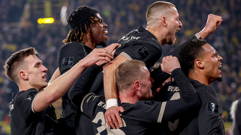 Die Dortmunder bejubeln den Sieg gegen den HSV am vergangenen Spieltag. Am Samstag, den 04. April trifft der BVB im Topspiel auf Stuttgart. 