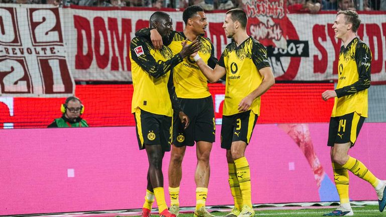 Die Dortmunder feiern einen Treffer gegen Köln.