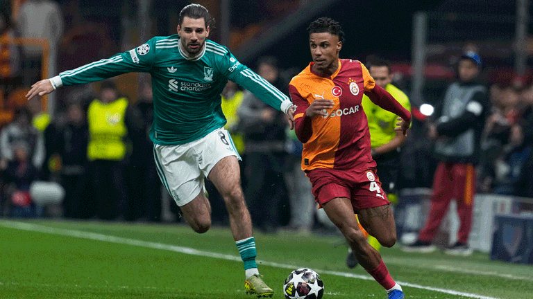 Liverpools Dominik Szoboszlai (links) im Zweikampf mit Galatasarays Ismail Jakobs.