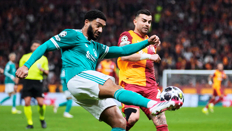 Liverpools Joe Gomez (links) im Zweikampf mit Galatasarays Abdulkerim Bardakci.