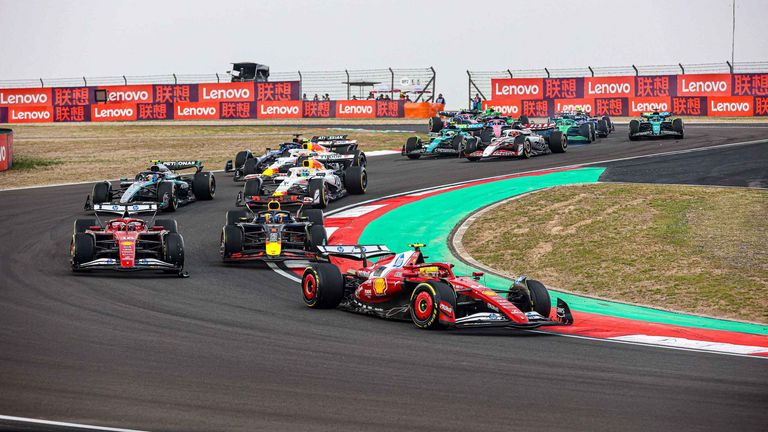 Start des Sprints in China 2025: Lewis Hamilton siegte für Ferrari.