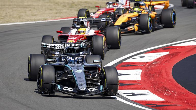 George Russell (vorne) gewinnt China-Sprint.