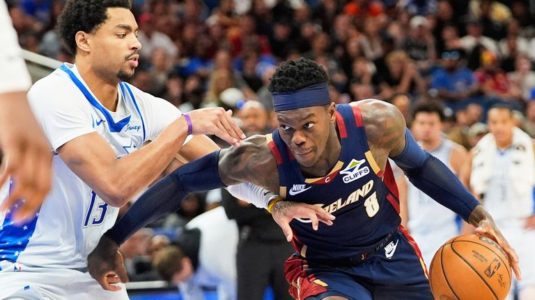 Für Dennis Schröder (r.) und die Cleveland Cavaliers setzte es in Orlando eine knappe Niederlage.