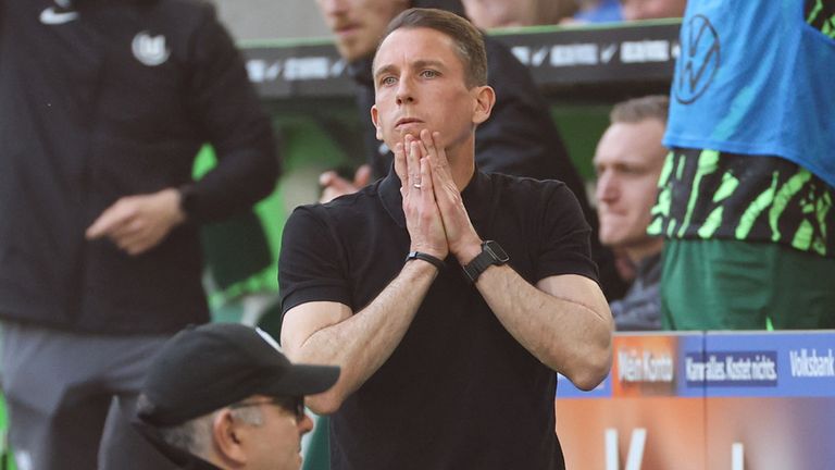 Die Verzweiflung steht Wolfsburg-Trainer Daniel Bauer ins Gesicht geschrieben. Der Stuhl des Coaches wackelt bedenklich.