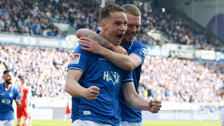 Niklas Schmidt bejubelt seinen Treffer zum 2:0.