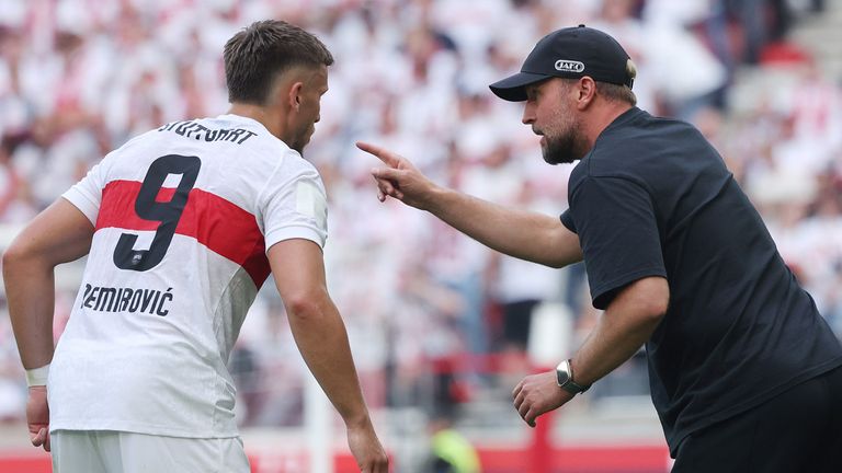 VfB-Stürmer Ermedin Demirovic (l.) schwärmt von Trainer Sebastian Hoeneß.