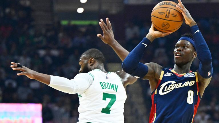 Dennis Schröder (r.) verliert mit den Cleveland Cavaliers gegen die Boston Celtics. 