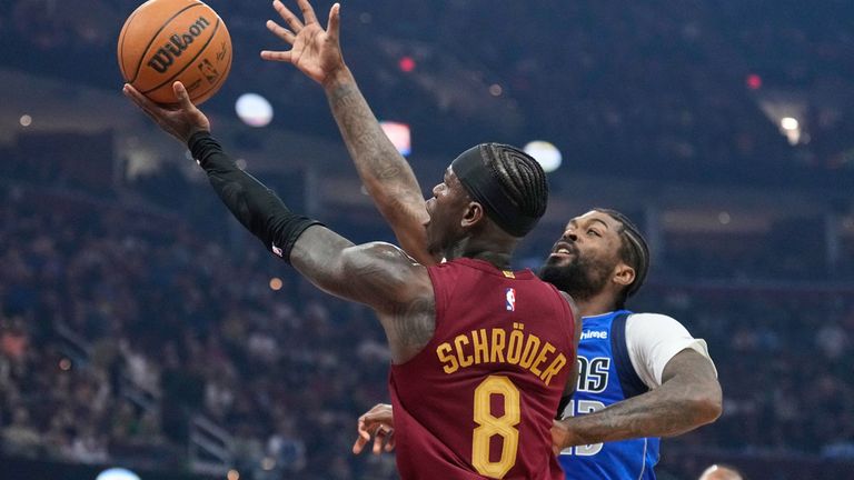 Dennis Schröder (vorne) und seine Cleveland Cavaliers verlieren gegen Dallas.