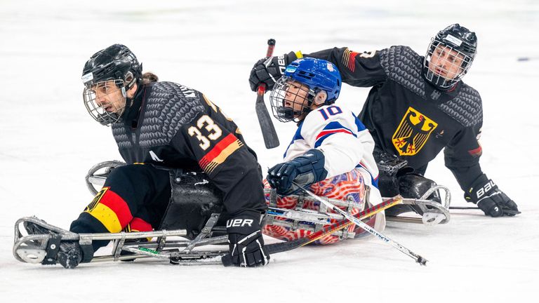 Dem deutschen Para-Eishockey-Team gelingt gegen die Slowakei ein historisches Sieg.