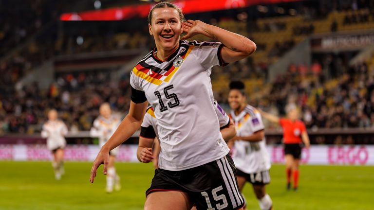 Larissa Mühlhaus jubelt nach ihrem Tor zum zwischenzeitlichen 4:0.