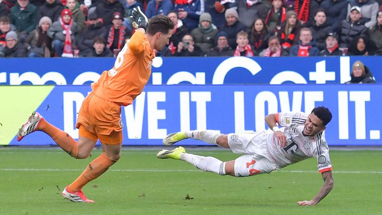War das eine Schwalbe? Der Platzverweis gegen Luis Diaz (r.) sorgte für viel Diskussionsstoff.