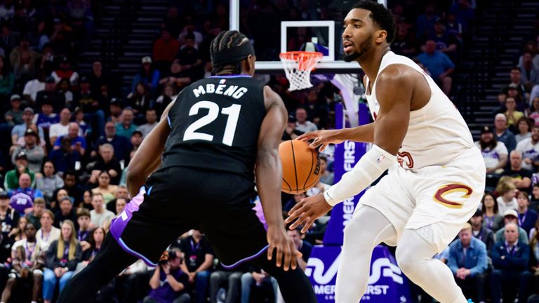 Donovan Mitchell (r.) führt die Cleveland Cavaliers zum Sieg in seiner alten Heimat Utah.