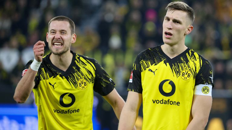 Waldemar Anton (li.) weckt Begehrlichkeiten. Dann soll Nico Schlotterbeck unterschreiben.