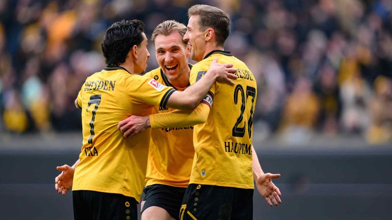 Niklas Hauptmann (r.) jubelt nach seinem Tor zum 3:0.