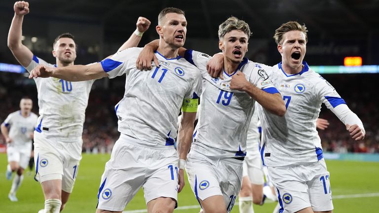 WM-Showdown! Edin Dzeko trifft mit Bosnien-Herzegowina auf Italien.