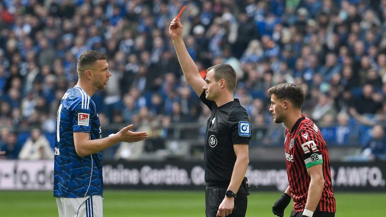 Für seinen Tritt in der 52. Minute bekam Edin Dzeko von Schiedsrichter Robin Braun die Rote Karte.