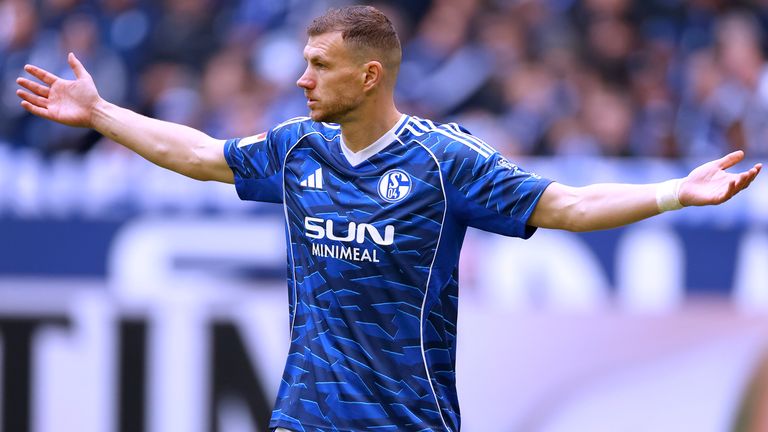 Edin Dzeko musste gegen Hannover 96 den Platz nach einer glatten Roten Karte verlassen.