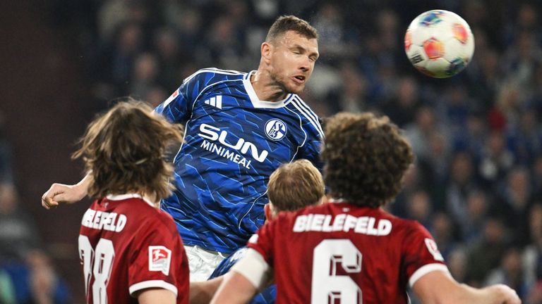 Schalke gewinnt gegen Arminia Bielefeld dank eines Treffers von Edin Dzeko.