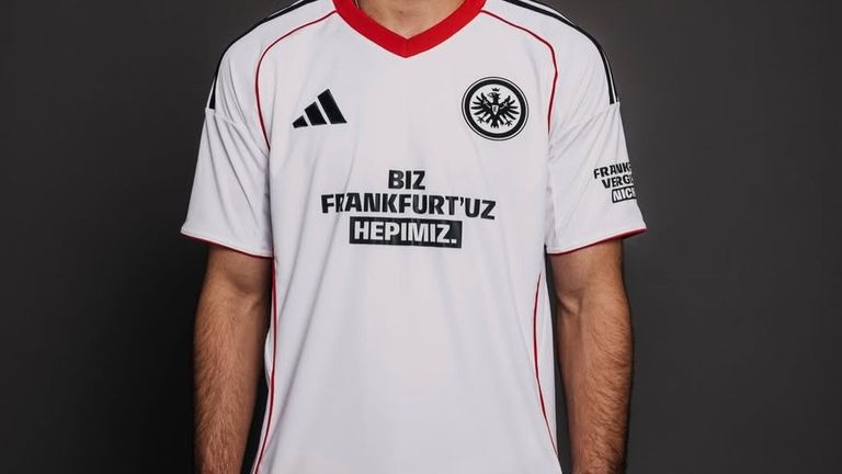 Im Mittelpunkt des Sondertrikots steht der Spruch "Wir sind Frankfurt. Alle." in 16 verschiedenen Sprachen. (Quelle: X/@Eintracht)