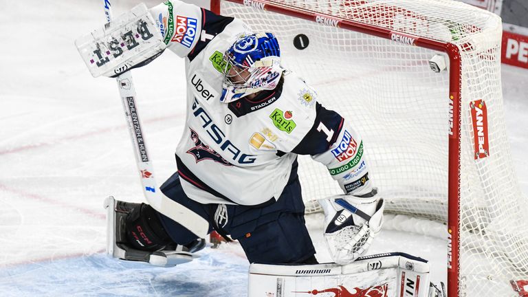 Jonas Stettmer kann das Debakel im Eisbären-Tor auch nicht verhindern.