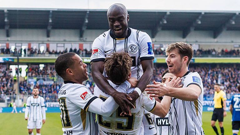 Die Spieler der SV Elversberg bejubeln ein Tor.