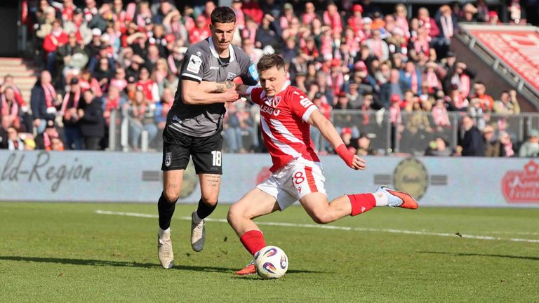 Luca Barzzoli (l.) im Zweikampf mit Erik Engelhardt von Energie Cottbus.