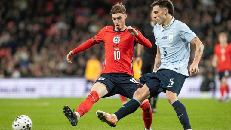 Cole Palmer (l.) im Zweikampf mit Manuel Ugarte.