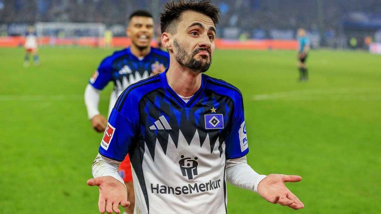 Fabio Vieira jubelt nach seinem Tor gegen den 1. FC Köln auf besondere Weise.