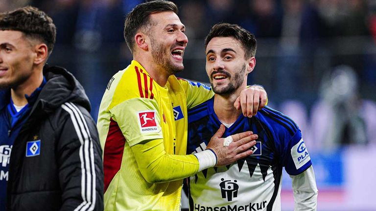 Fabio Vieira (r.) freut sich zusammen mit HSV-Torwart Daniel Heuer Fernandes.