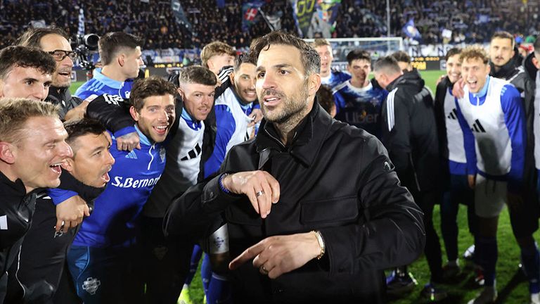 Como-Trainer Cesc Fabregas (M) bejubelt mit seiner Mannschaft einen Sieg.