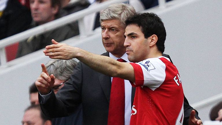 Cesc Fabregas (r.) im Gespräch mit seinem damaligen Arsenal-Trainer Arsene Wenger.