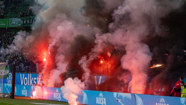 Innerhalb weniger Minuten war der komplette Wolfsburg-Block in schwarzem Rauch eingehüllt.