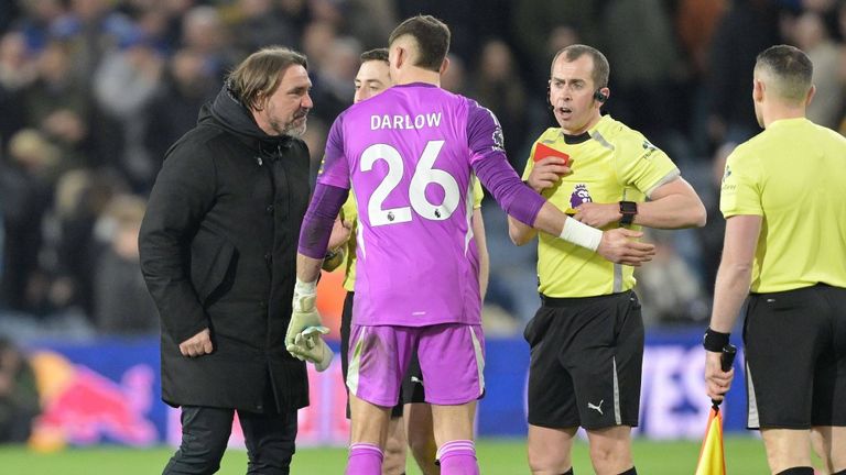 Leeds United Trainer Daniel Farke stürmt auf den Platz.