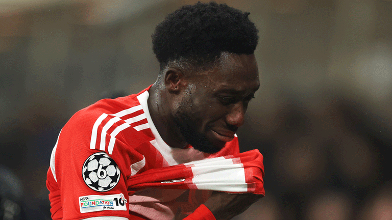 Alphonso Davies muss im Champions League-Spiel gegen Atalanta Bergamo verletzt ausgewechselt werden. 