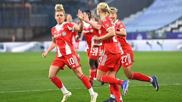 Pernille Harder (vorne) jubelt nach ihrem Tor zum 1:0 mit Linda Dallmann (links). Am Ende siegten die Bayern locker mit 5:0 in Essen.
