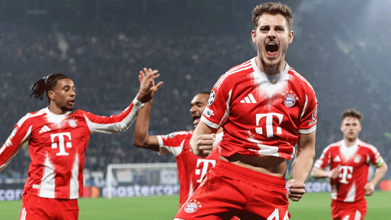 Der FC Bayern bejubelt das 1:0 im Champions League-Achtelfinale gegen Atalanta Bergamo.