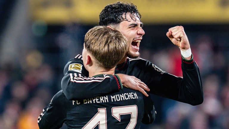 Aleksandar Pavlovic (hinten) und Lennart Karl spielen gemeinsam für den FC Bayern München.